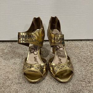 NWOT Gold heels